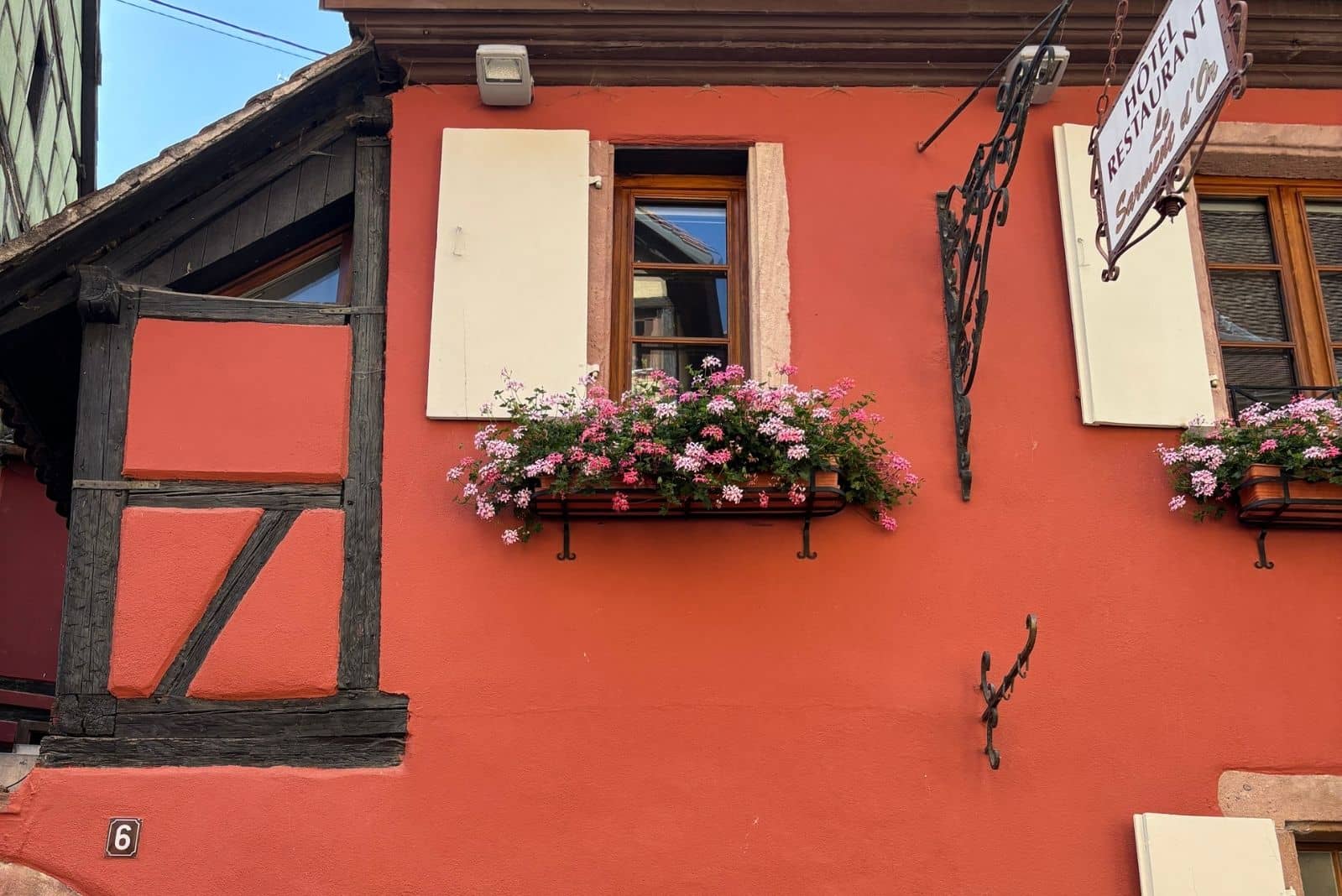 Façade de l'hôtel restaurant Le Sarment d'Or à Riquewihr